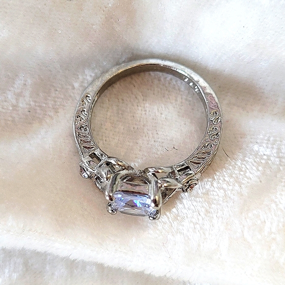 Exquisite Zircon Diamond Engagement Ring - Picture 7 of 8